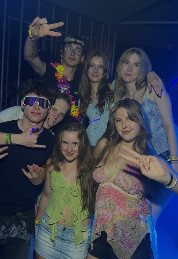 Grupo de fiesta con neón